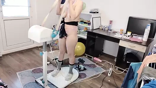 Çıplak esmer vibratörle amatör masaj. Kıllı latin amcık, büyük memeler, büyük göt.