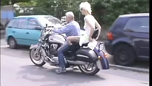 Büyük çük azgın adam ıslak kedi lanet sonra sarışın yüzüne boşalmak darbeler