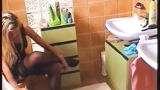 Onun gözetiminde banyo temizliği