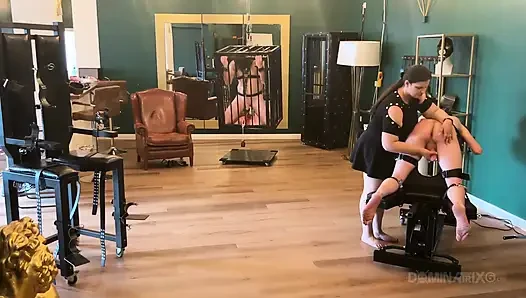 Dominatrix zindanında sidik sırılsıklam bağlı köleler