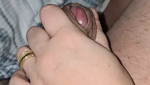 Üvey annenin eli kayıyor ve üvey oğlunun yarağını sıvazlıyor