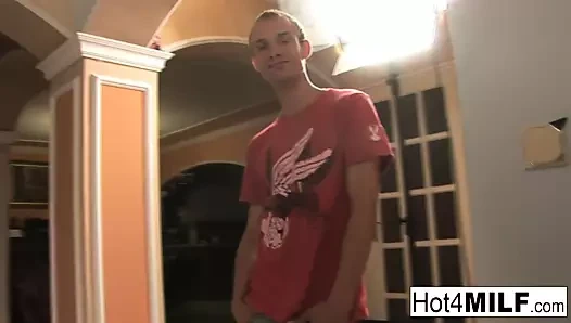 Sarışın milf zita var müthiş doğal memeler