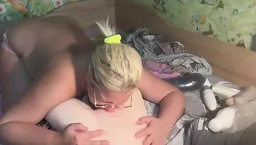 Kızı edepsiz fahişe olduğu için cezalandırılıyor