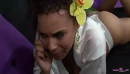 Onun muazzam seks dürtüsü her zaman yaramaz zenci orta yaşlı seksi kadını beklenmedik kocasını aldatıyor