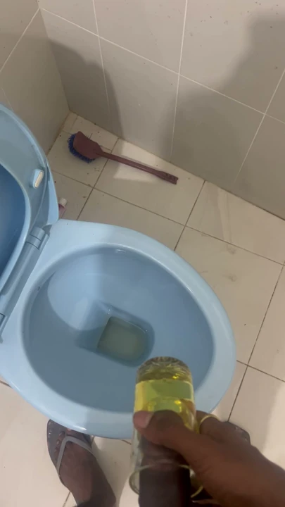 Sri Lankalı Oğlan Çişiyor 😋