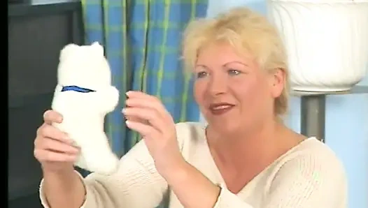 Sarışın nine amına dildo yaparken çorap giyiyor