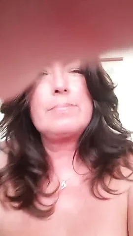 Багги на диване широко раскрыты