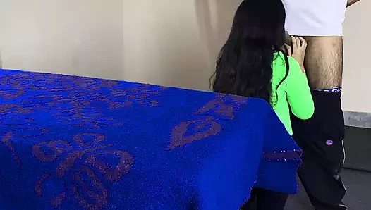 Mote lund wale üvey amca ne meri üvey baba ki chut faad di