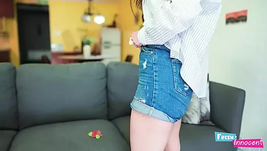 Taze ve masum - minyon genç kız bazı amcıkların üzerinde sikiliyor