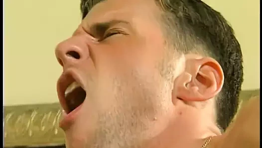 Junger Student braucht dringend ein Zimmer doch Oma moechte noch die Matratze testen