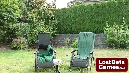 Kendi kıyafetlerini tekrar tekrar eşleşen oyuncularla striptiz hafıza oyunu