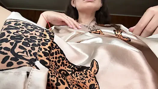 Kısa bir bornoz giyiyorum, külotumu çıkarıyorum ve kremsi amcığıma vibratörle mastürbasyon yapıyorum.