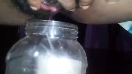 Sri Lankalı kız bir şişe pissing