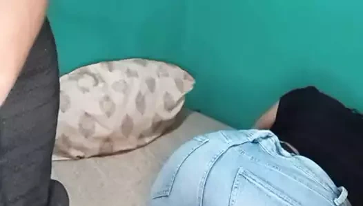 Evde yalnızken üvey annemin götünü emiyor ve güzel siyah amıyla oynuyor