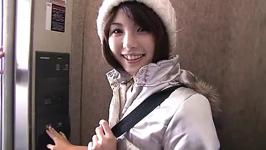 Japon ateşli kız bacaklarını açmadan önce amcık yalamanın tadını çıkarıyor