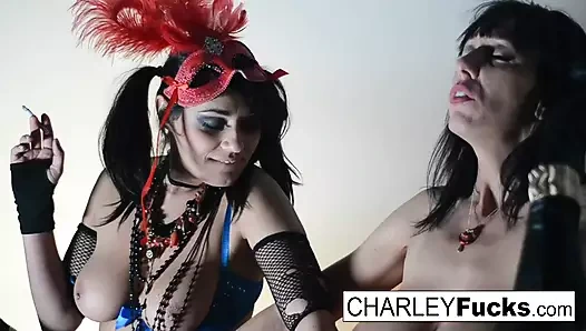 Charley Chase ve büyük memeli Alia Janine sikişiyor