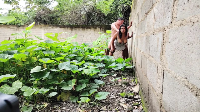 Я трахаю свою мачеху на улице, пока ее киска не полон спермы