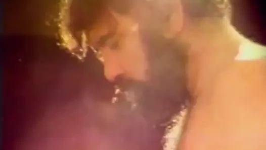 Büyük memeli piliçlerle eski nostaljik sikiş
