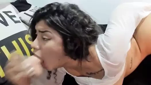 Koyu saçlı güzellik derin gırtlak becerilerini uygular