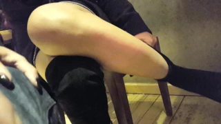 gf kaldırır çizmeler gösterir seksi ayak ayak külot içinde kafe