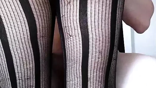 Sevimli kız öğrenci biniyor