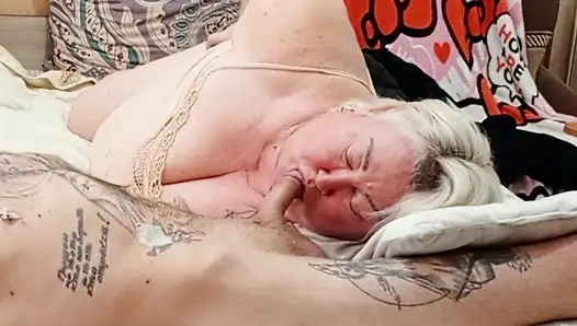 Komşu ayaklarının üzerinde hafif ve ağzına boşalana kadar sikimi emiyor