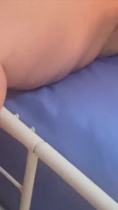 Büyük götlü evli kadın gavat hayatında sahip olduğu en büyük siyah yarağı ham ve maskesiz almaya hazırlanıyor. | Klip 2