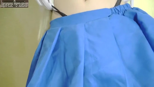 Cosplay tarzında ince sevimli güzellik, oyuncu giyiniyor ve cesur özel dölleme sahnesi - angle1