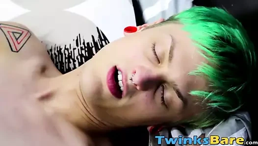 Twink berbat kapalı onun yeşil saçlı arkadaş ve sürmek onu raw