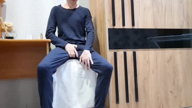 Avrupalı adam sigara içiyor ve büyük yarağını sıvazlıyor