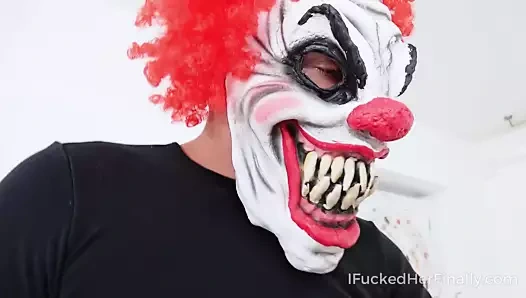 Sonunda onu becerdim - biseksüel kızlar kötü bir palyaçoya biniyor