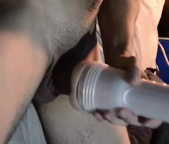 Bir oyuncaktan güzelce boşalıyorum