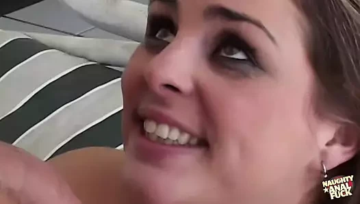 Utangaç bir esmer sert anal seks yaparken yaramaz bir sürtüğe dönüşüyor