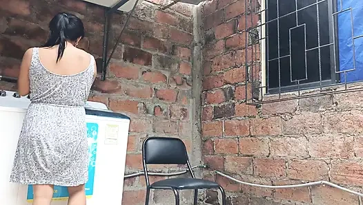 Bahçede amını gösteren sürtük - elbisesinin altında