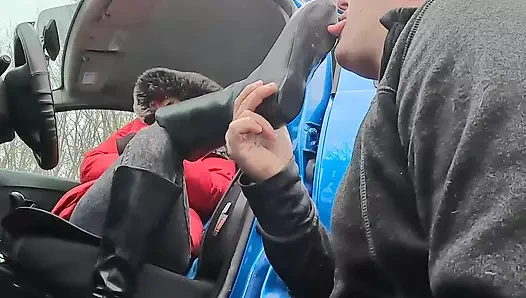 Herkesin içinde çizmelere tapıyor ve yalıyor