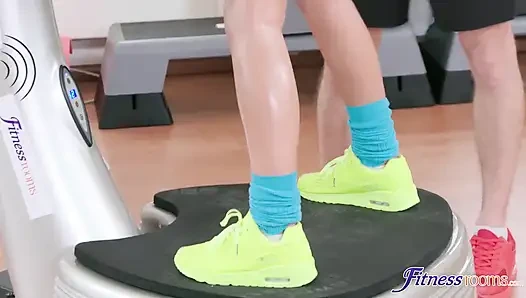 Fitness odaları - Asyalı paula shy'in tombul götü çok iyi görünüyor, götten sallanıyor makinist
