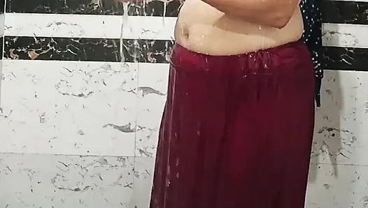 Priya bhabi büyük götlü banyo gösterisi