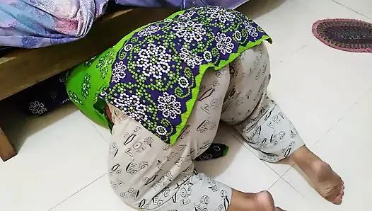 İtalyan ateşli büyük götlü teyze odayı temizlerken yatağın altında sıkışıyor sonra bir adam geliyor ve onu sikiyor ve ona yardım ediyor - seksi