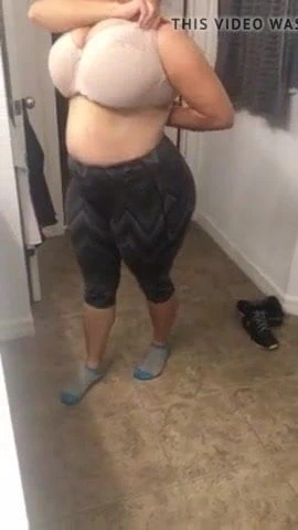 Elsa şeritler onu 38h fincan göğüsleri gösterir