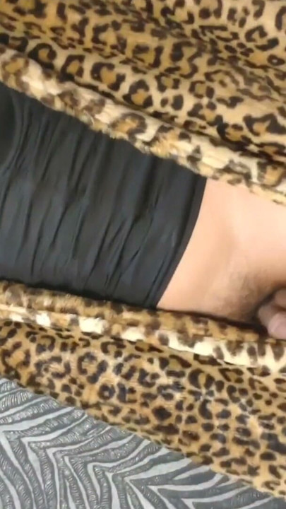 Seksi leopar kürkü giymiş seksi kız yüksek topuklu çizmelerle | Bölüm 1