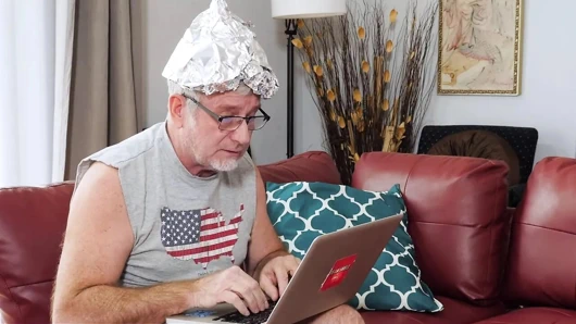 Notmygrandpa - busty babe jackie hoff, çatlak üvey büyükbabasının diliyle amını yalayarak uyanır