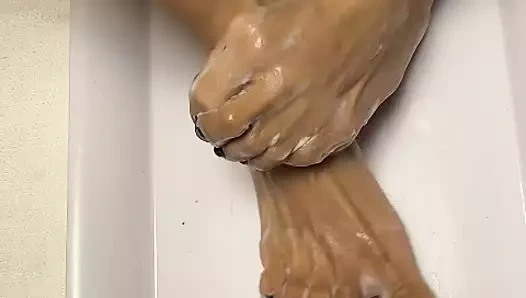 Melove uzun ayak parmaklı seksi Asyalı ayaklar losyon alıyor