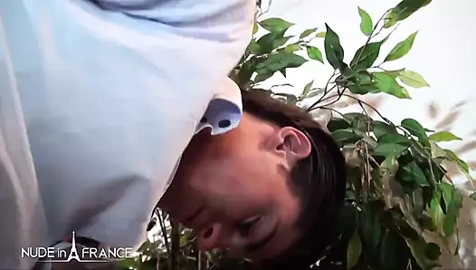 Çoraplı seksi esmer genç erkek avcısının iki kadın bir erkek anal oyuncu seçme kanepesi