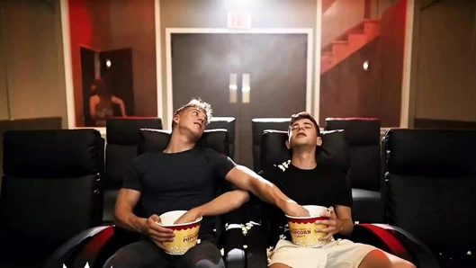 Joey Mills ve Felix Fox sevgilisiyle sinemaya gidiyor ama sonunda birlikte sikiliyorlar - twink pop