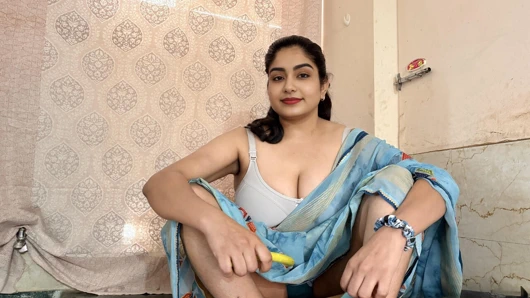 Yeni evli yenge priya komşusunda mutfak standında sikişiyor çünkü sebze için ödeme yapmayı reddetti