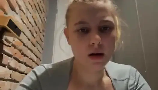 Halka açık yerde aşırı fışkırtma. Amcığı parmaklıyor ve çok boşalıyor