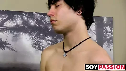 Twinks göt dolu ile büyük plastik yapay penis olarak o inliyor yüksek sesle