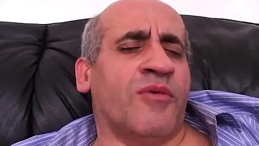 Olgun esmerin damlayan gül ağacı sert parmaklamayla genişliyor