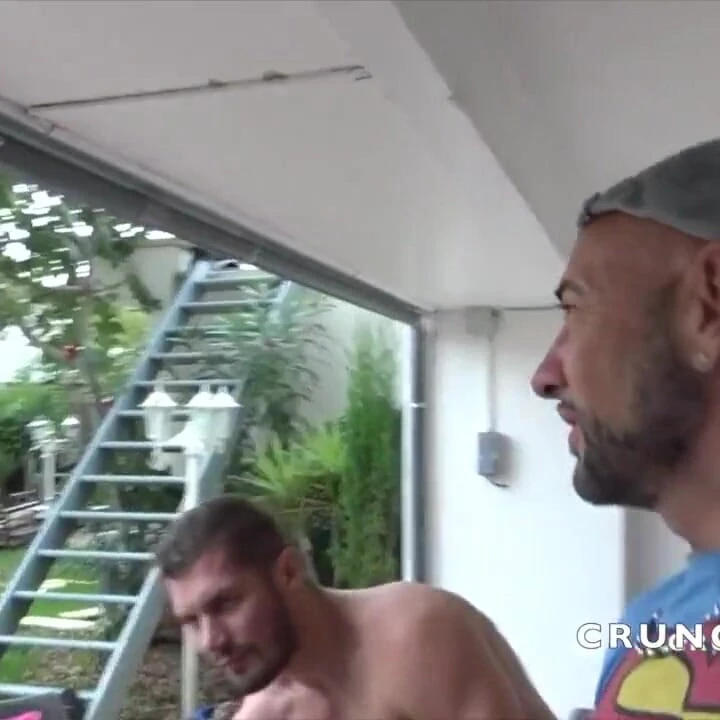 Anthony Austin sürpriz bir şekilde Vlad Castle tarafından korunmasız kullanılıyor