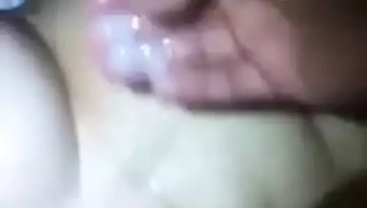 Le embarro los mocos de su amante en las tetas a mi esposa